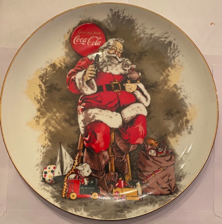 4010-1 € 17,50 coca cola aardewerk sierbord afb kerstman zittend op kruk.jpeg